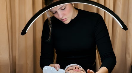 Tratamiento facial en Estudio V, Olavarría, Provincia De Buenos Aires, AR. Experta aplicando técnica avanzada.