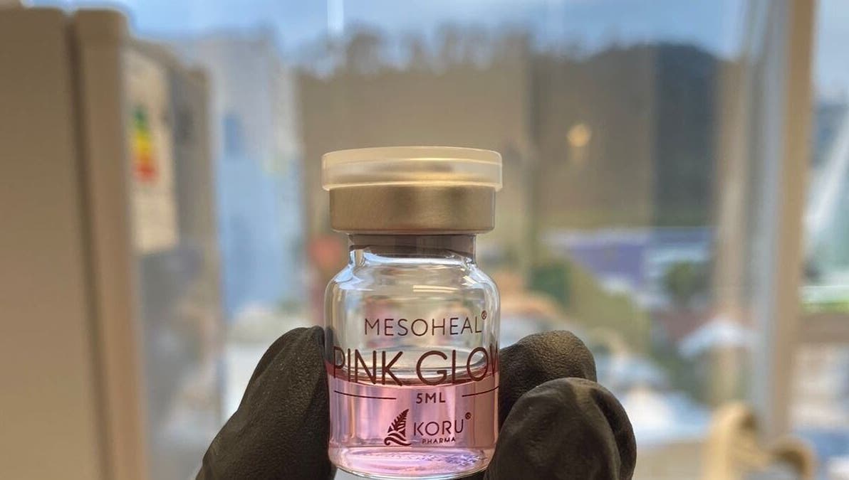 Frasco de Mesoheal Pink Glow en Clínica Florencia, Concepción, Bío Bío, CL, destacando ambiente profesional.