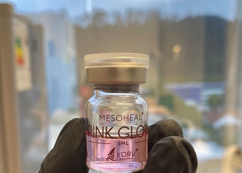 Frasco de Mesoheal Pink Glow en Clínica Florencia, Concepción, Bío Bío, CL, destacando ambiente profesional.