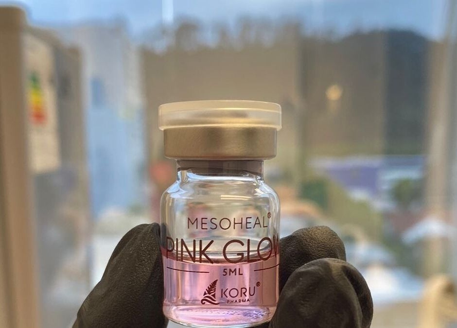 Frasco de Mesoheal Pink Glow en Clínica Florencia, Concepción, Bío Bío, CL, destacando ambiente profesional.
