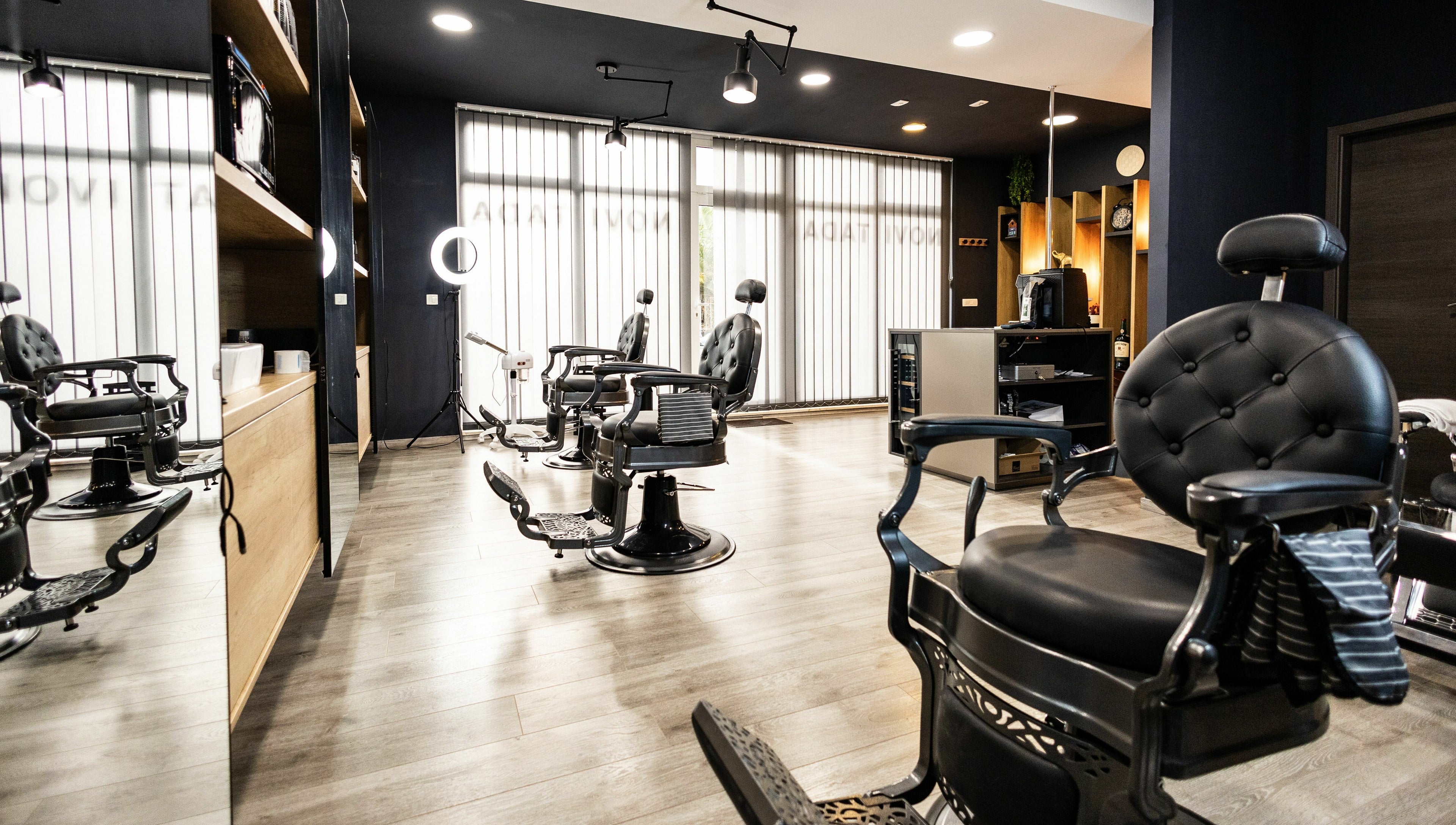 Moderan interijer Brijacnica Novitada u Splitu, Splitsko-dalmatinska Županija, HR s luksuznim stolicama.