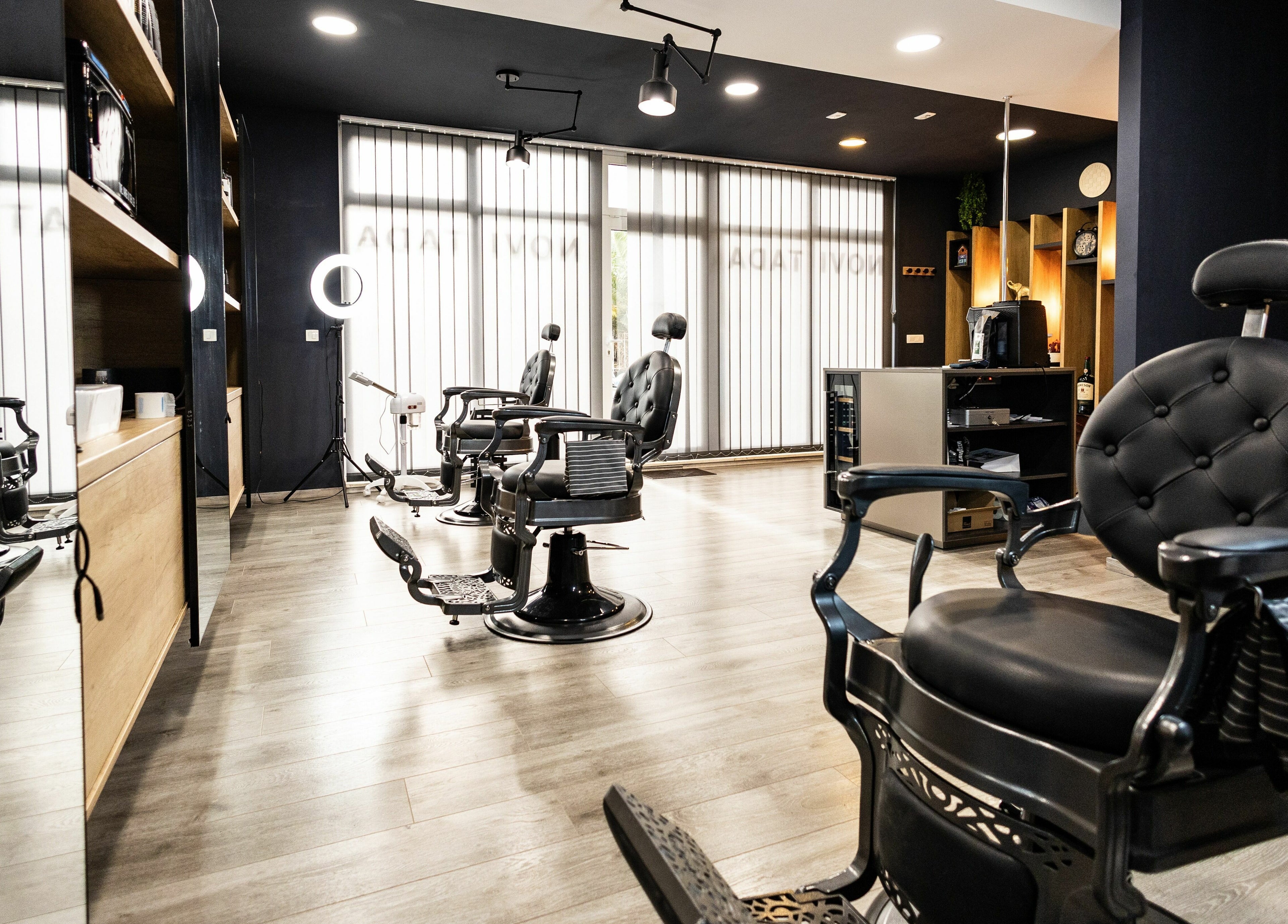 Moderan interijer Brijacnica Novitada u Splitu, Splitsko-dalmatinska Županija, HR s luksuznim stolicama.