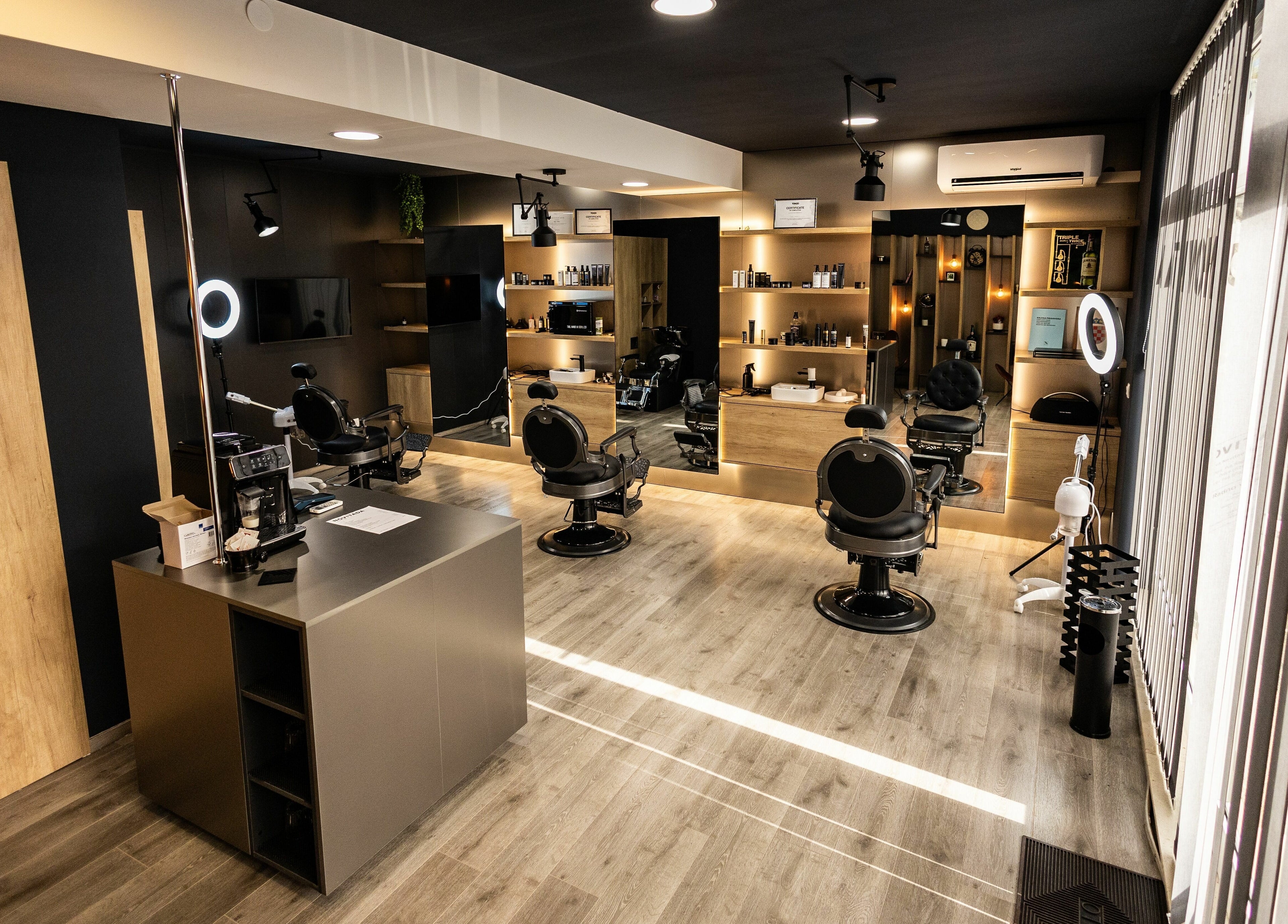 Unutrašnjost salona Brijacnica Novitada u Split, Splitsko-dalmatinska Županija, HR.