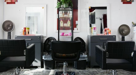 Hair N Extensions Boutique | North York Bild 2