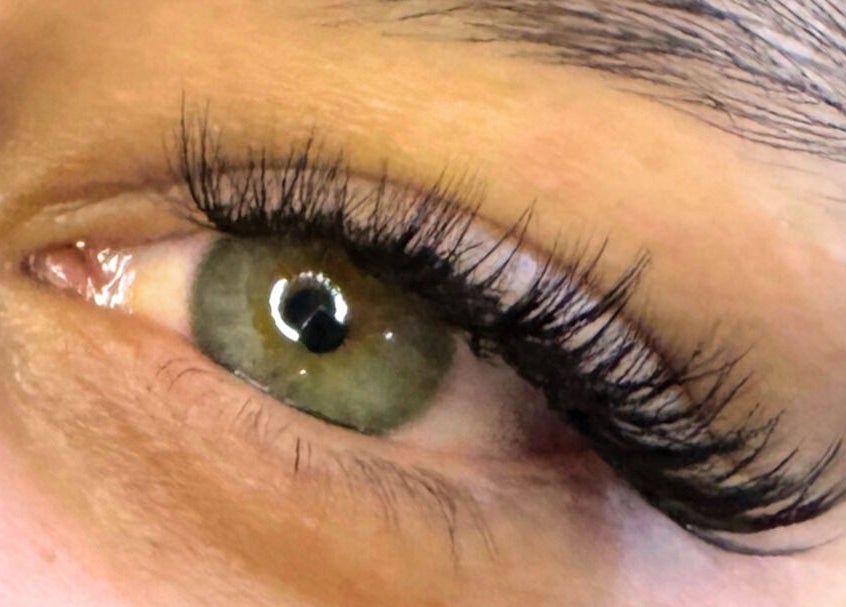 Elegant eyelash extension from MS Lashes in Olifantsfontein, Gauteng, ZA showcasing lush green eye.