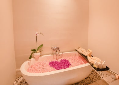Luxurious bathtub with petals at Ambiente Spa, Rama Residence Petitenget, Bali, Bali, ID.