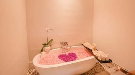 Luxurious bathtub with petals at Ambiente Spa, Rama Residence Petitenget, Bali, Bali, ID.