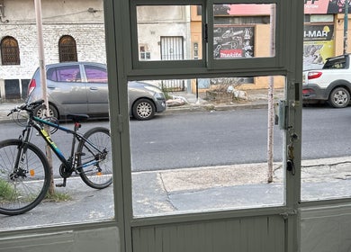 Vista de la calle desde el interior de Salon 708 en Villa Lynch, Provincia De Buenos Aires, AR.
