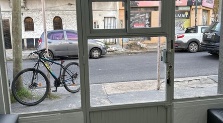 Vista de la calle desde el interior de Salon 708 en Villa Lynch, Provincia De Buenos Aires, AR.
