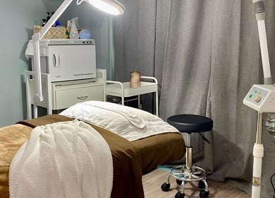 Cozy massage room at Chhaya Thai Spa Danvers, Danvers, Massachusetts, US, featuring comfortable bed and soft lighting.