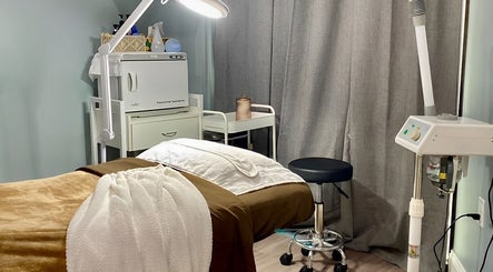 Cozy massage room at Chhaya Thai Spa Danvers, Danvers, Massachusetts, US, featuring comfortable bed and soft lighting.