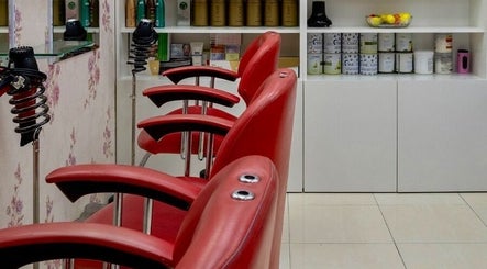 R A Miyo Beauty Salon image 2