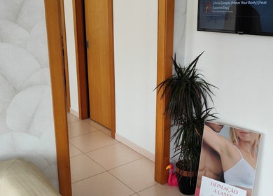 Entrada acolhedora na Cristiana Matos, Barcelos, Braga, PT, com plantas e decoração moderna.