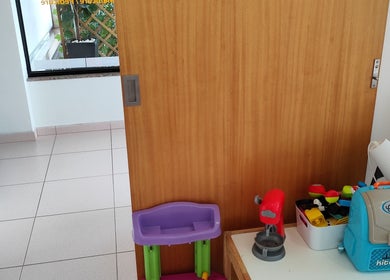 Espaço acolhedor em Cristiana Matos, Barcelos, Braga, PT, com brinquedos coloridos em destaque.