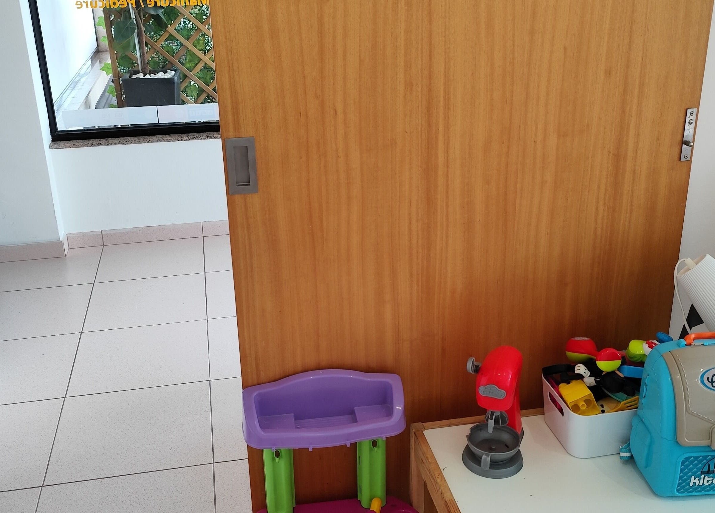 Espaço acolhedor em Cristiana Matos, Barcelos, Braga, PT, com brinquedos coloridos em destaque.