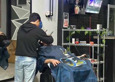 Servicio de afeitado en Estación 51 Barberia, Tepic, Nayarit, MX, destacando profesionalismo y estilo moderno.