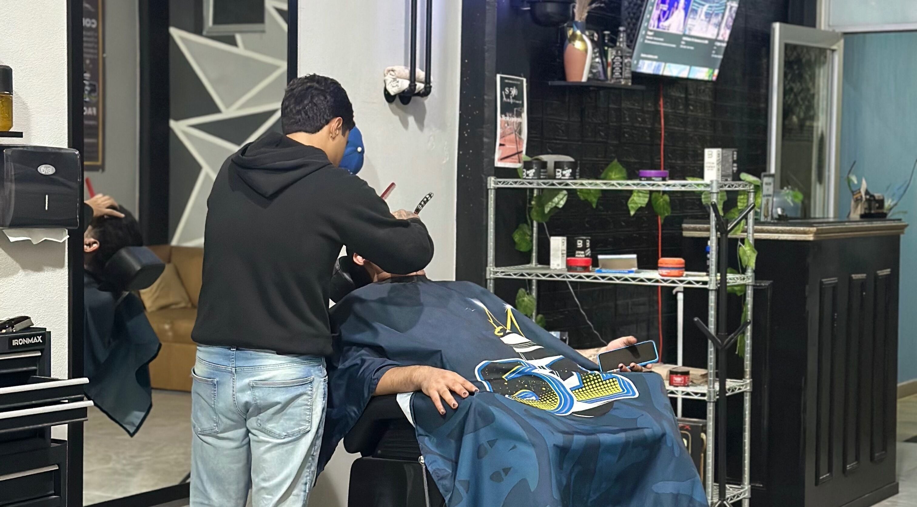 Servicio de afeitado en Estación 51 Barberia, Tepic, Nayarit, MX, destacando profesionalismo y estilo moderno.