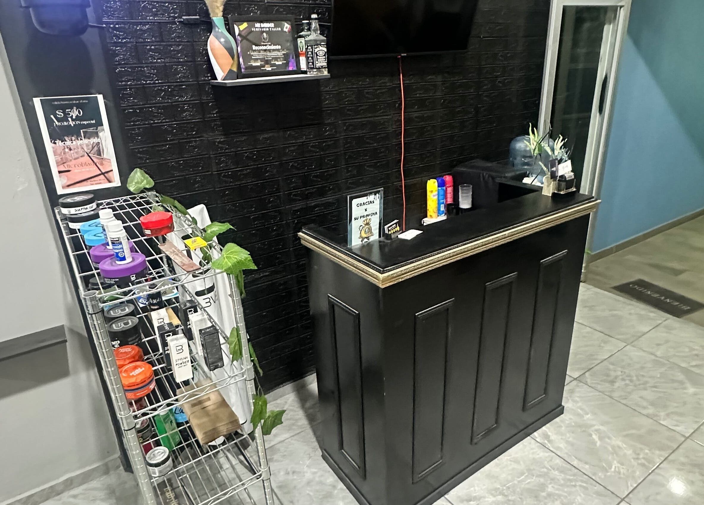 Mostrador elegante en Estación 51 Barberia, Tepic, Nayarit, MX, con productos de cuidado personal.