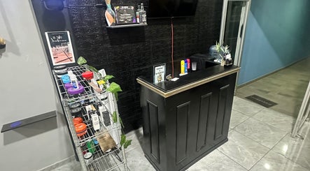 Mostrador elegante en Estación 51 Barberia, Tepic, Nayarit, MX, con productos de cuidado personal.