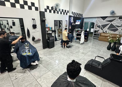 Interior de Estación 51 Barbería en Tepic, Nayarit, MX, mostrando un salón moderno y estilistas trabajando.