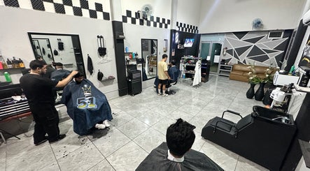 Interior de Estación 51 Barbería en Tepic, Nayarit, MX, mostrando un salón moderno y estilistas trabajando.