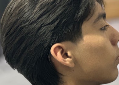 Corte de cabello moderno en Estación 51 Barberia, Tepic, Nayarit, MX. Estilo juvenil y pulido.