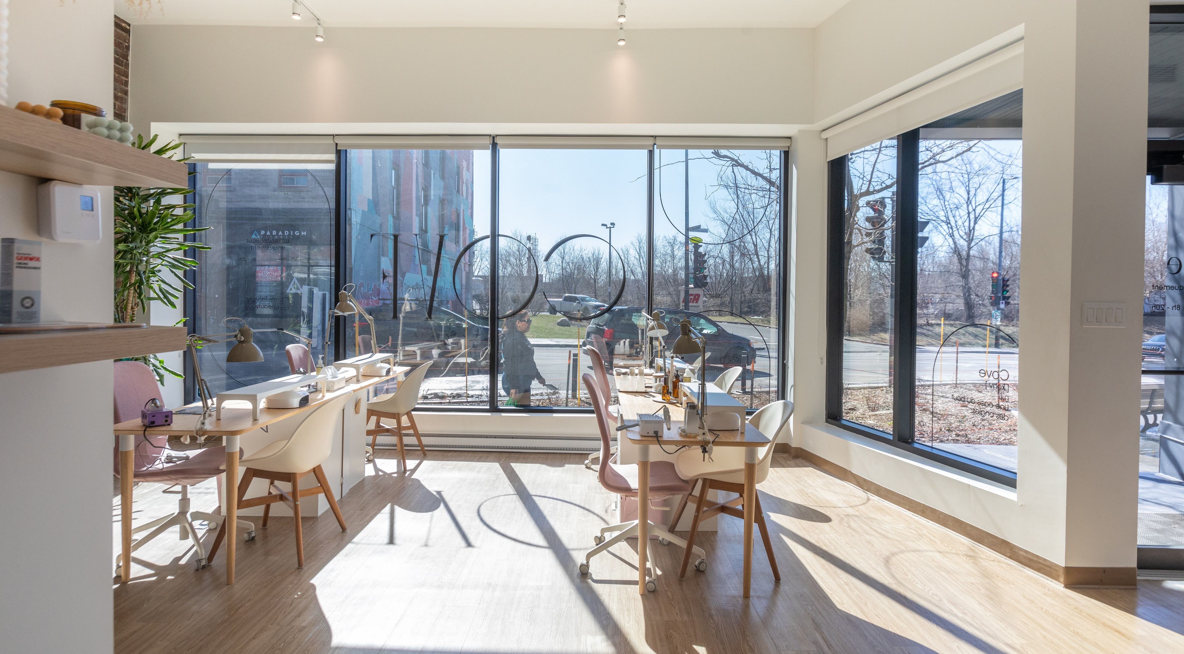 Intérieur lumineux de Cove Beauty à Montréal, Québec, CA avec des tables de soin élégantes.