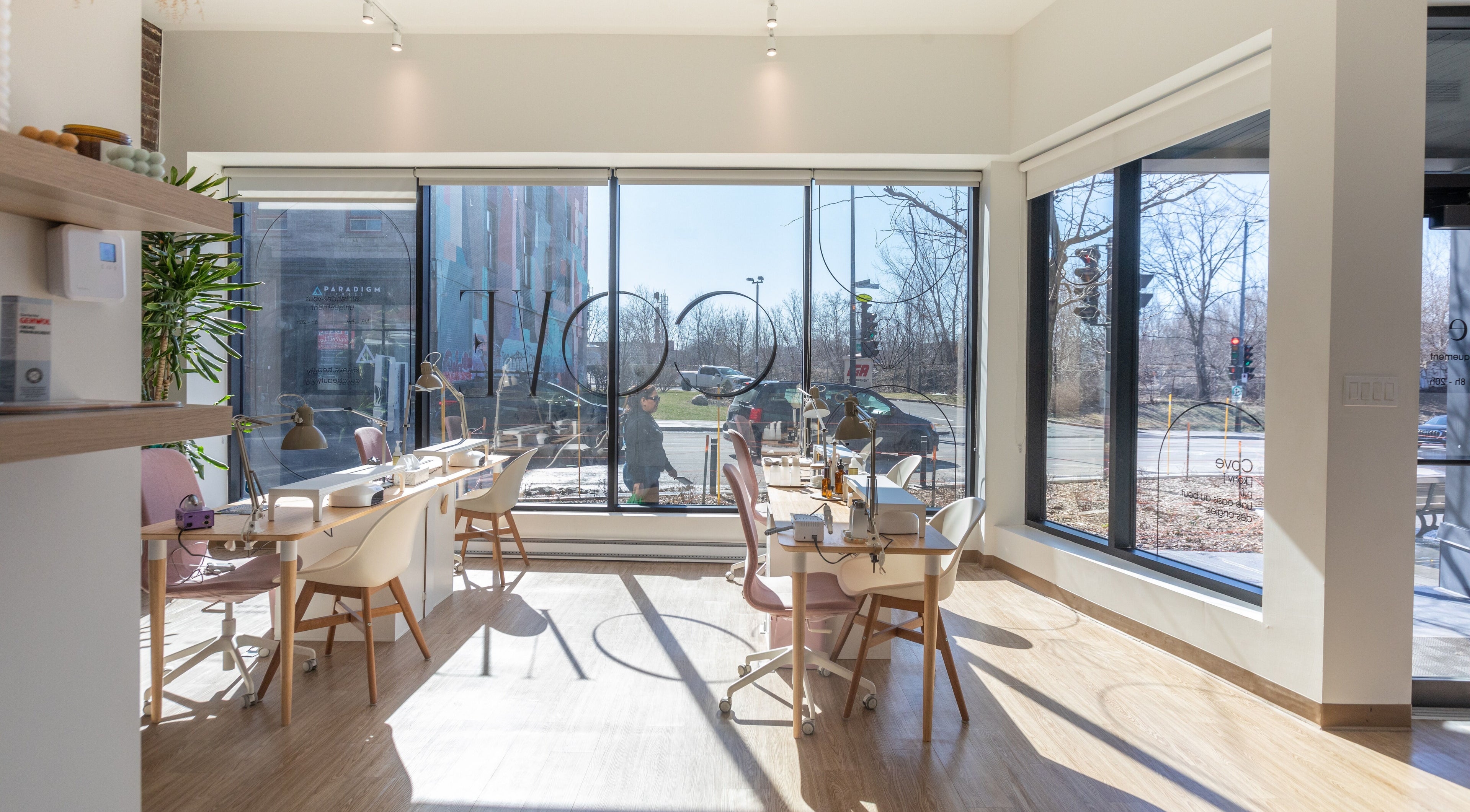Intérieur lumineux de Cove Beauty à Montréal, Québec, CA avec des tables de soin élégantes.