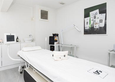 Luxurious spa room at N and N Knightsbridge in London, England, GB, showcasing modern wellness facilities.
