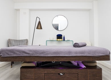 Luxury spa room at N and N Knightsbridge, London, England, GB with massage table and soothing decor.