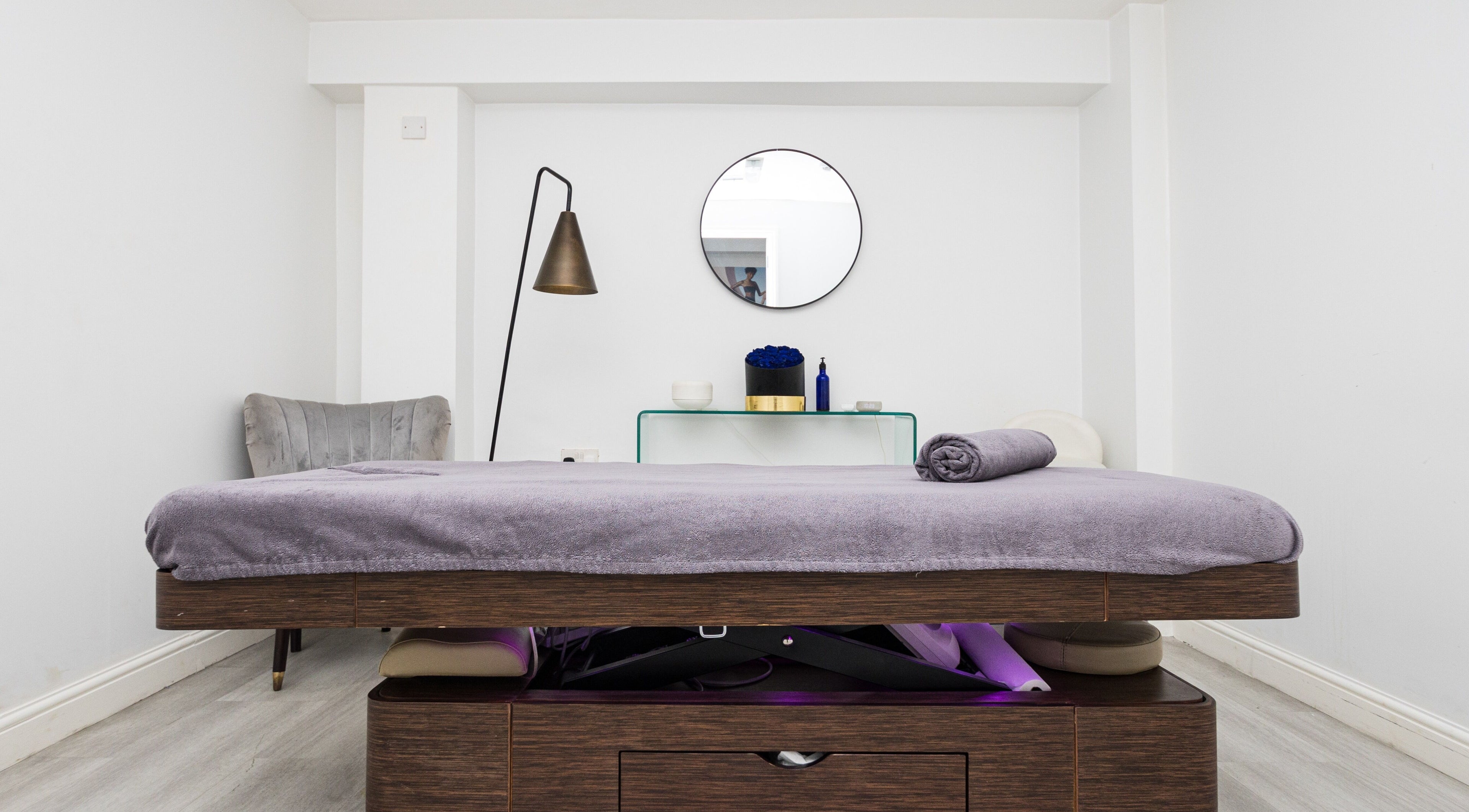 Luxury spa room at N and N Knightsbridge, London, England, GB with massage table and soothing decor.
