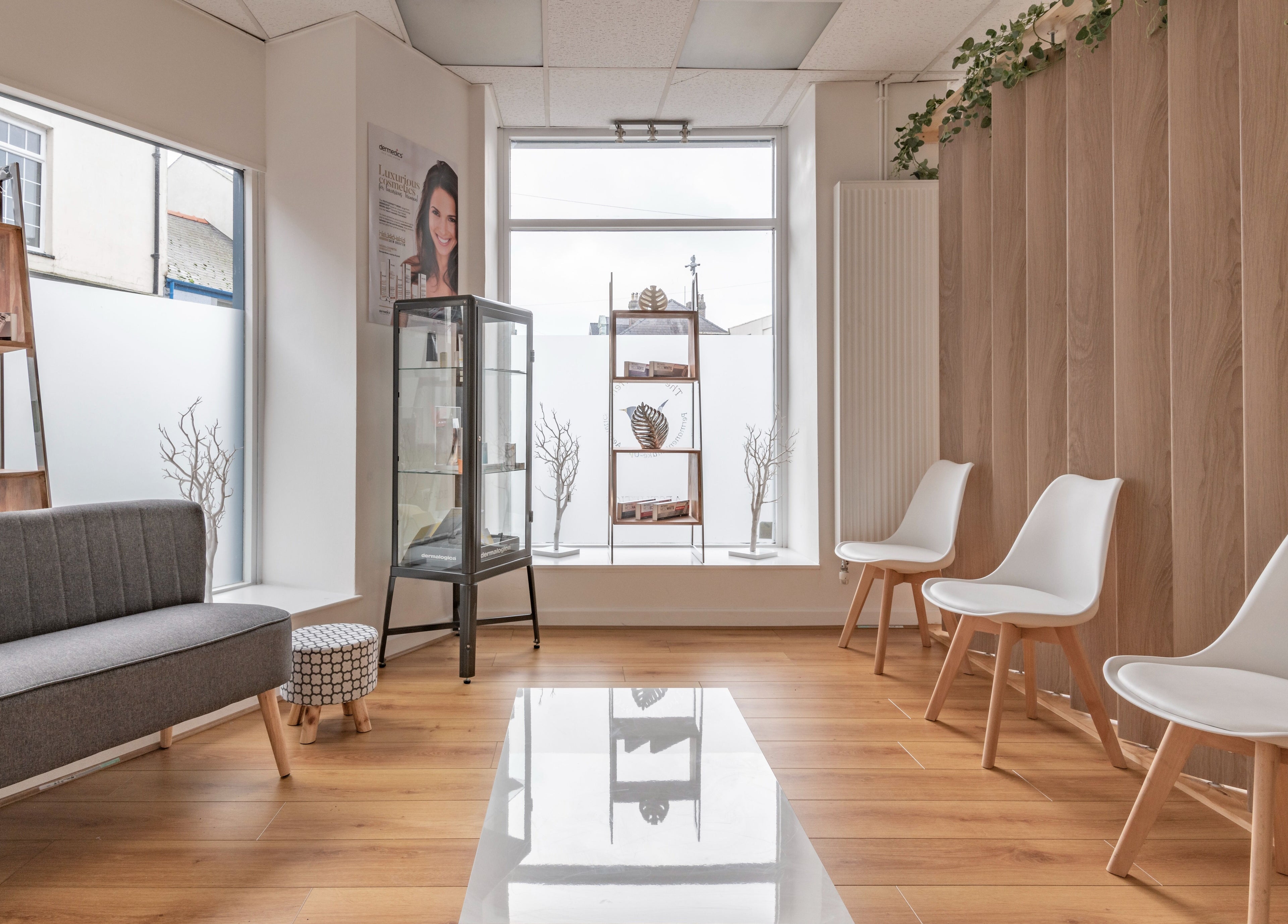 Bright and cozy waiting area at The Little Wren, Caernarfon, Wales, GB, featuring modern decor and seating.