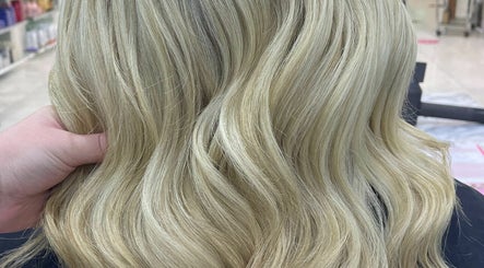 Lush Hair & Extensions imagem 2
