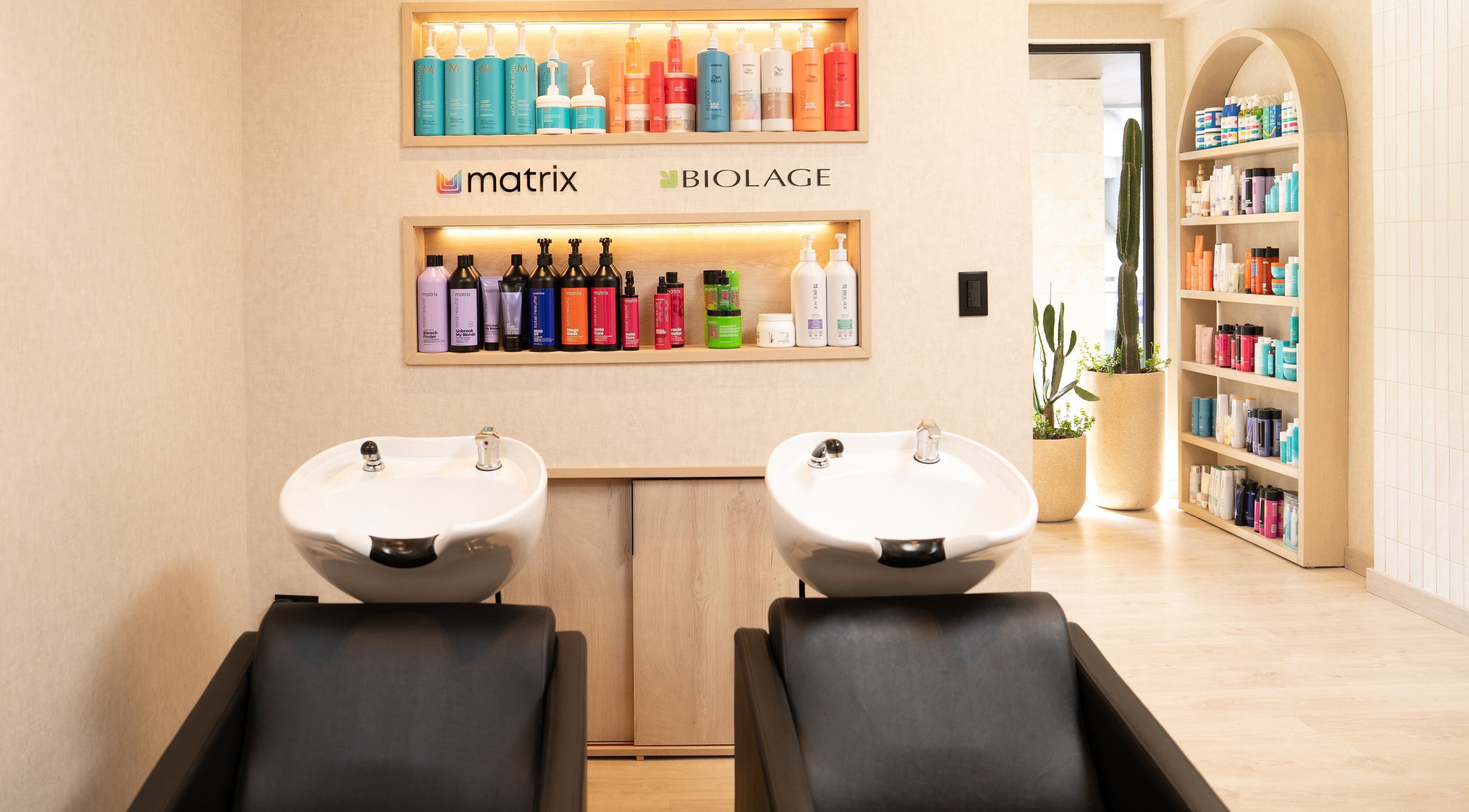 El Nail Lounge | Nail and Hair Salon en Santo Domingo ofrece una experiencia de lavado de cabello de lujo con productos de calidad.