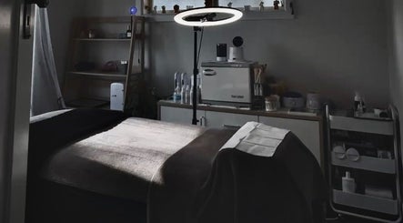 A tranquil treatment room at 09 Brows in Auckland, Auckland, NZ, featuring a massage bed and ambient lighting.