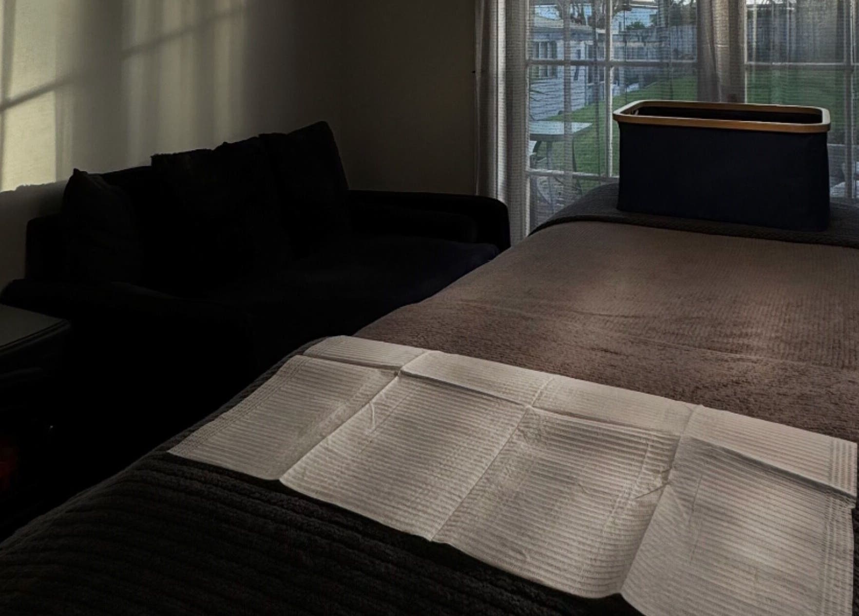 Relaxing treatment room at 09 Brows, Auckland, Auckland, NZ with soft bedding and calming atmosphere.