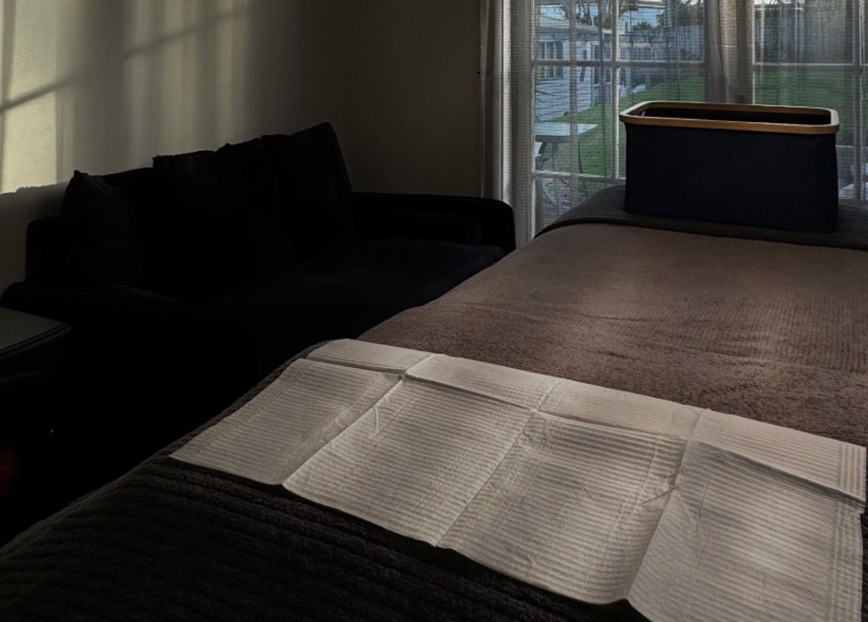 Relaxing treatment room at 09 Brows, Auckland, Auckland, NZ with soft bedding and calming atmosphere.