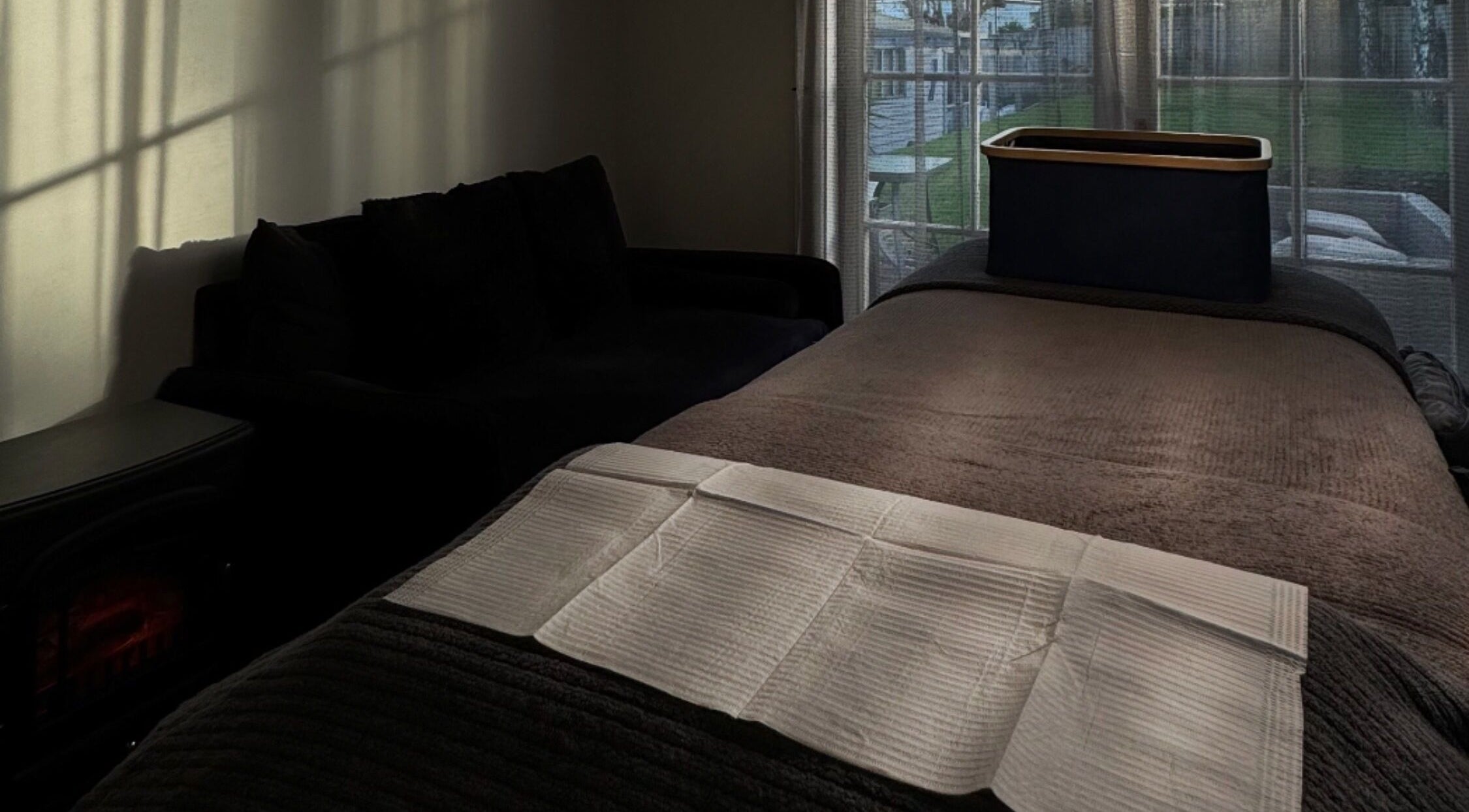 Relaxing treatment room at 09 Brows, Auckland, Auckland, NZ with soft bedding and calming atmosphere.