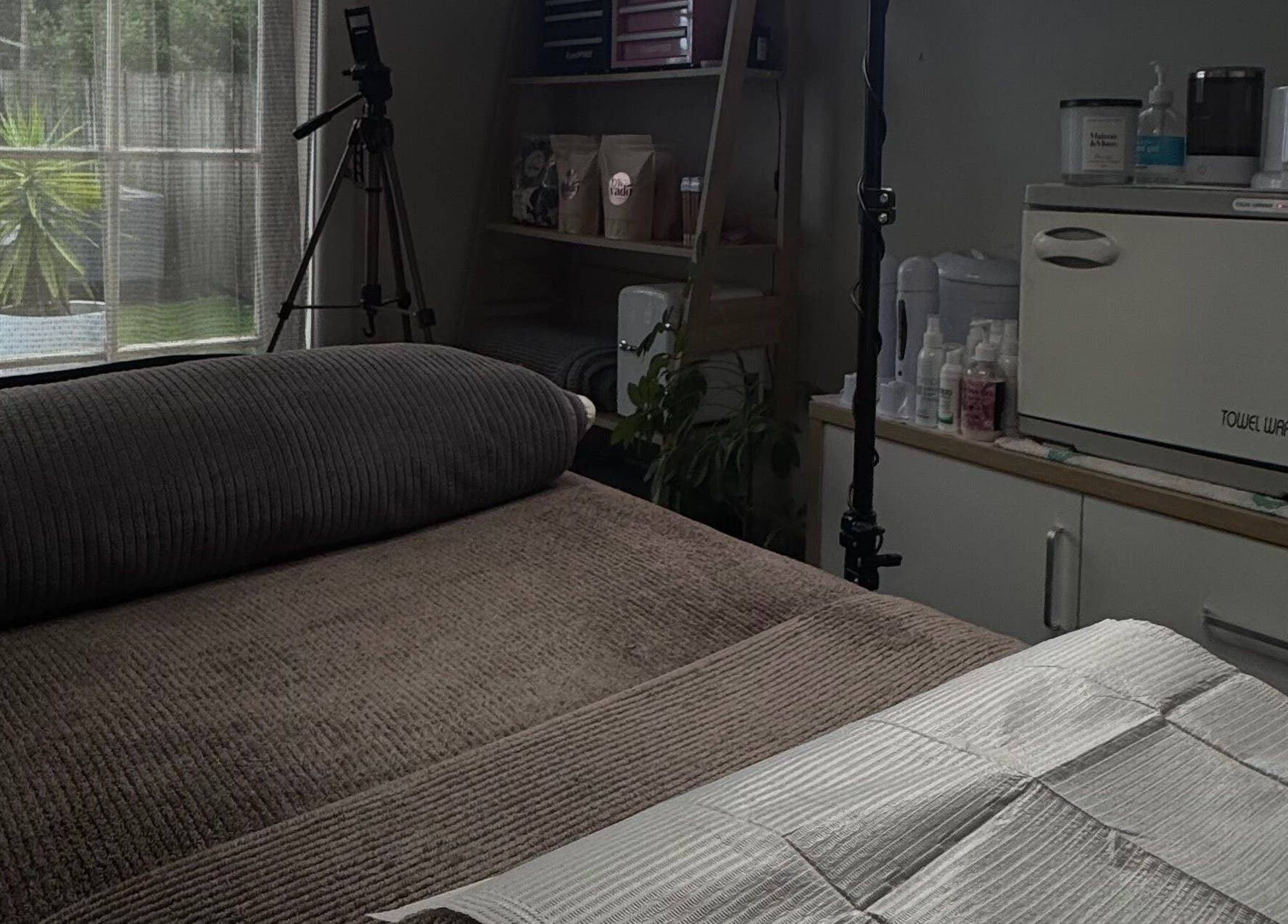 Cozy treatment room at 09 Brows, Auckland, Auckland, NZ with a massage bed and calming atmosphere.