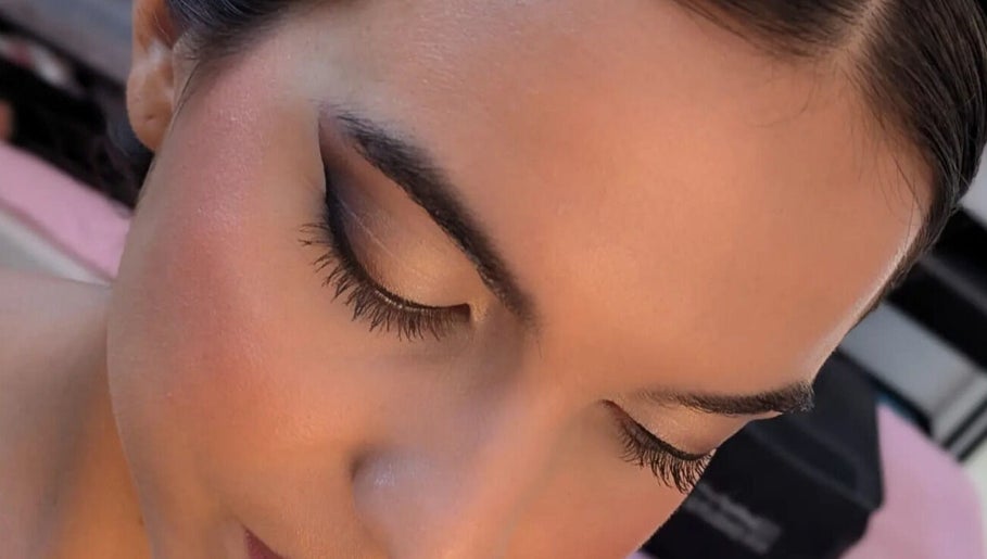 Maquillaje profesional en Rocioart, Comunidad Valenciana, ES. Destaca un delineado impecable y sombra elegante.