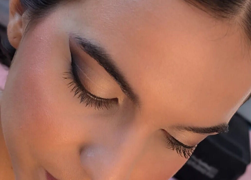 Maquillaje profesional en Rocioart, Comunidad Valenciana, ES. Destaca un delineado impecable y sombra elegante.