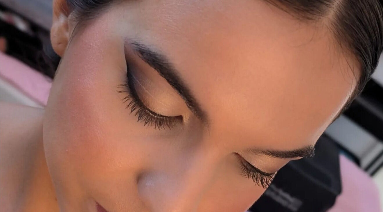 Maquillaje profesional en Rocioart, Comunidad Valenciana, ES. Destaca un delineado impecable y sombra elegante.