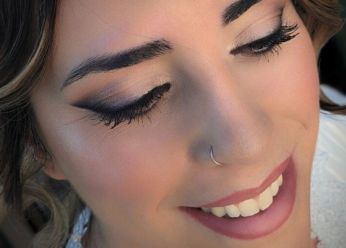 Maquillaje profesional en Rocioart, Comunidad Valenciana, ES. Destaca una sonrisa radiante y ojos perfilados.