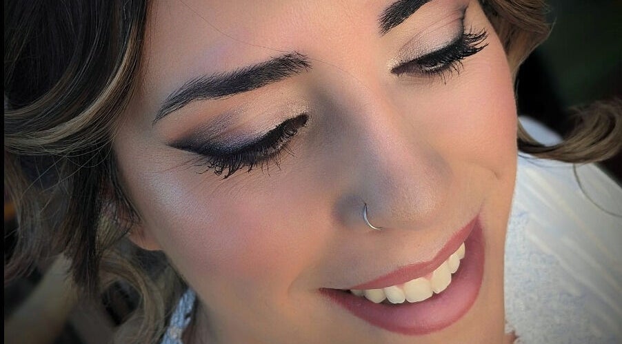 Maquillaje profesional en Rocioart, Comunidad Valenciana, ES. Destaca una sonrisa radiante y ojos perfilados.