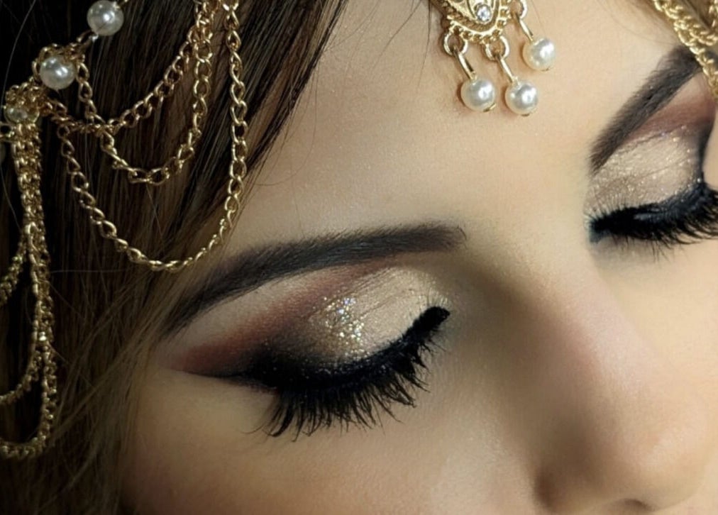 Maquillaje de ojos glamuroso y cadenas doradas en Rocioart, Comunidad Valenciana, Comunidad Valenciana, ES.