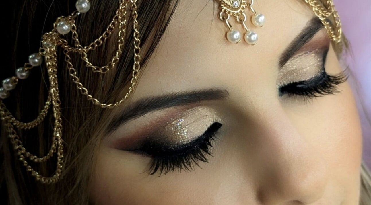 Maquillaje de ojos glamuroso y cadenas doradas en Rocioart, Comunidad Valenciana, Comunidad Valenciana, ES.