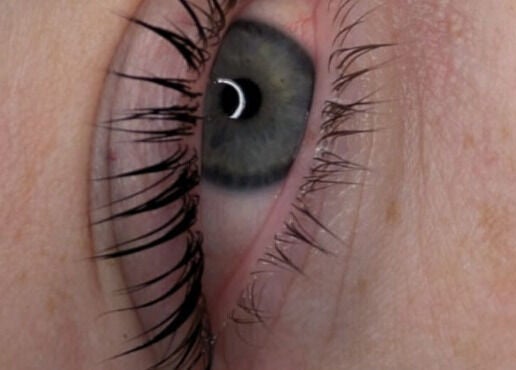 Detalle de un ojo con pestañas largas en Rocioart, Comunidad Valenciana, ES, destacando servicios de belleza.