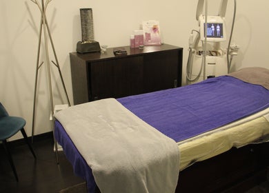 Sala de tratamento no Excellence Corpus, Póvoa de Varzim, Portugal, PT, com cama de massagem e equipamento moderno.