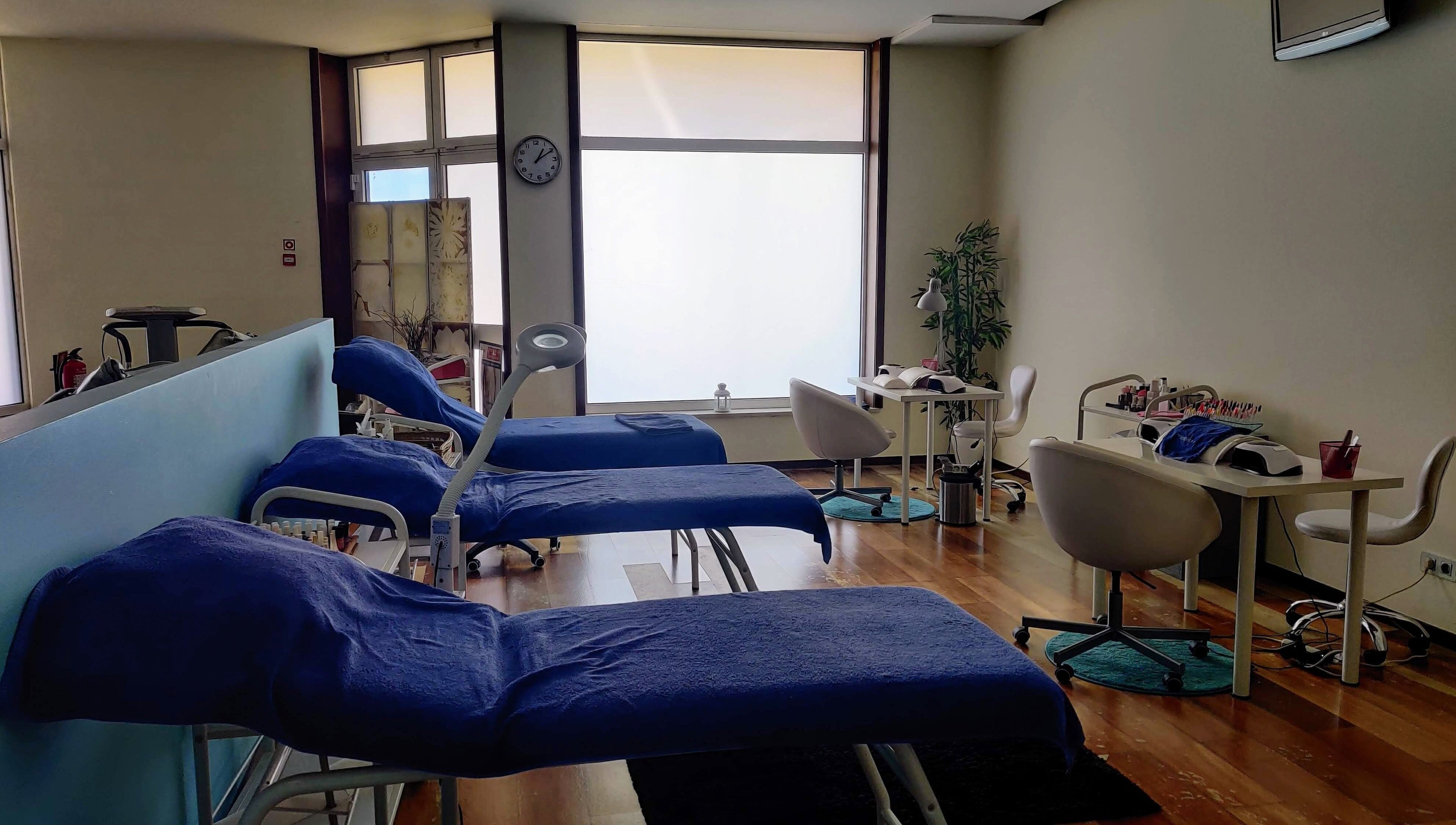 Interior do Excellence Corpus em Povoa de Varzim, Portugal, PT, com camas de tratamento e cadeiras de manicure.