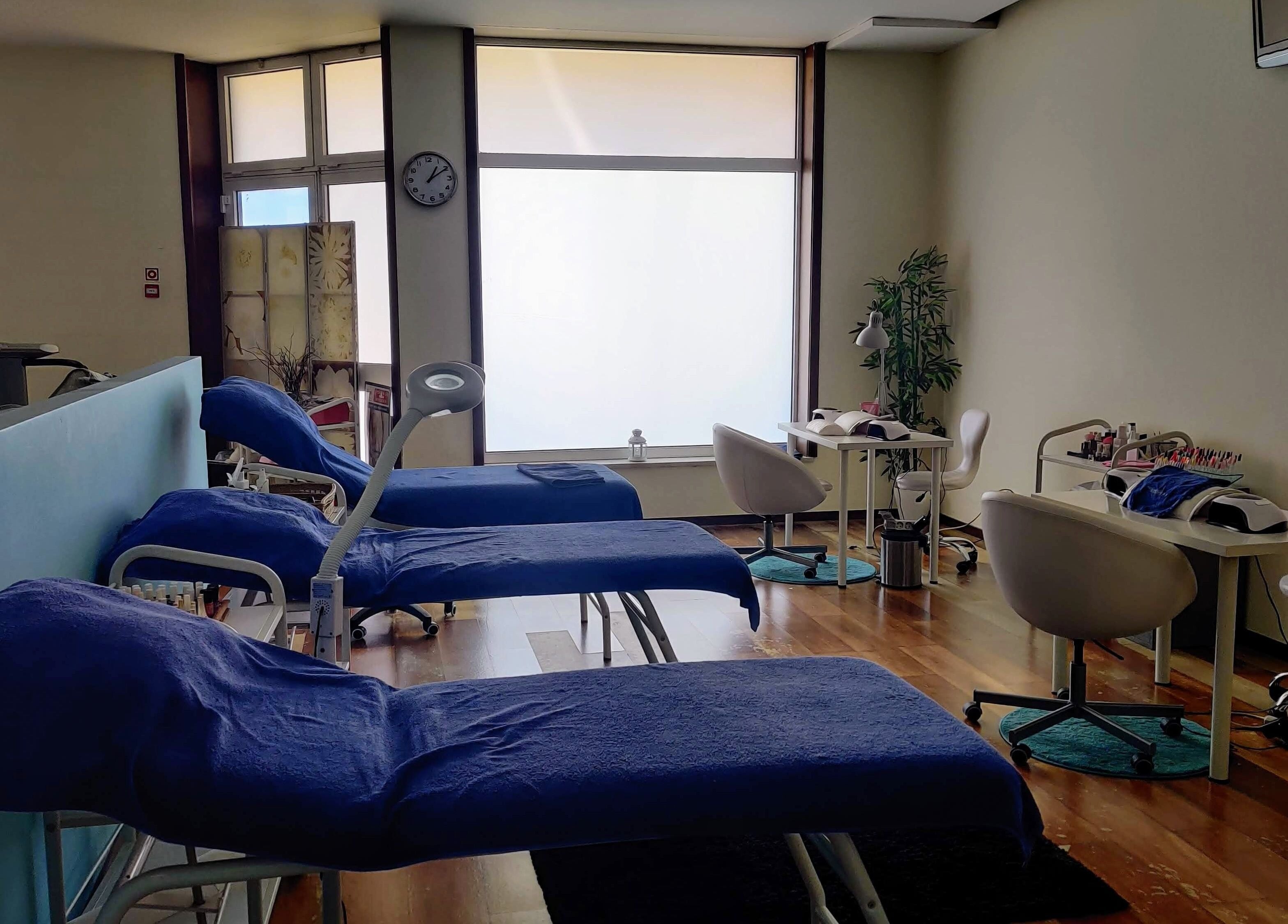 Interior do Excellence Corpus em Povoa de Varzim, Portugal, PT, com camas de tratamento e cadeiras de manicure.